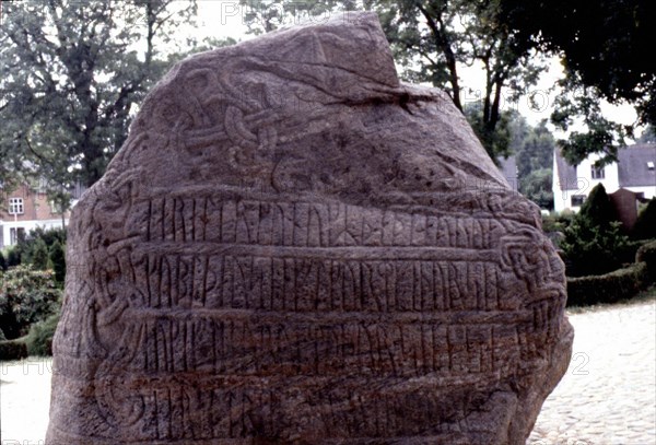 Runic stone intended for ancestor worship (Denmark, 983)