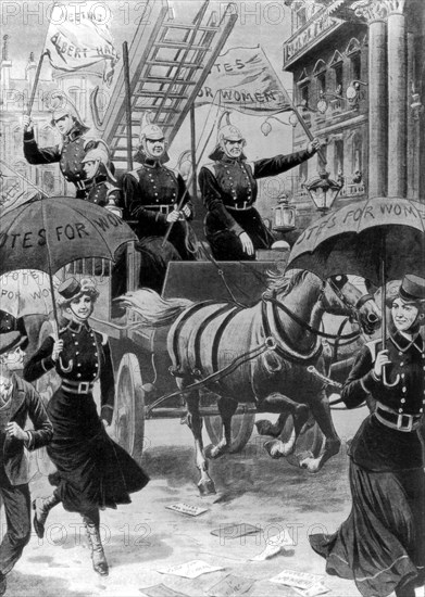 Les suffragettes parcourent Londres déguisées en pompiers sur une pompe à incendie (1910)