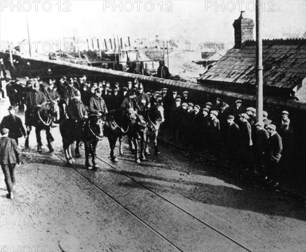 Pays de Galles. Scène de la grande grève dans les mines de charbon (1910)
