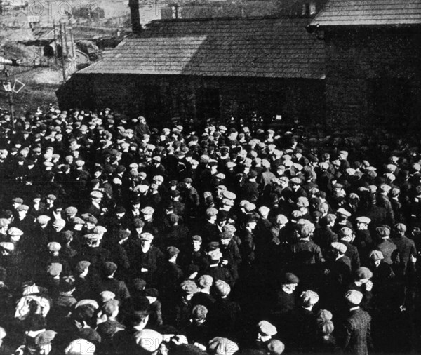 Pays de Galles. Scène de la grande grève dans les mines de charbon (1910)