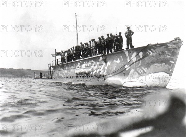 Le dernier sous-marin français arrivant aux Dardanelles, 1916