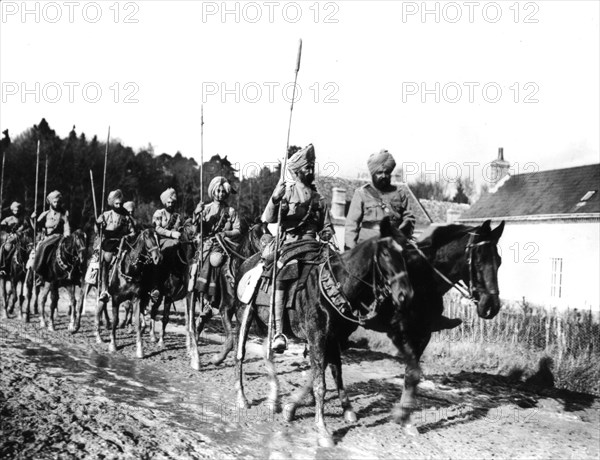 Photo de Rol. Une patrouille de lanciers indiens près d'Amiens (Automne 1914)