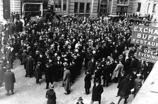 Foule devant le New York Curb Exchange Building