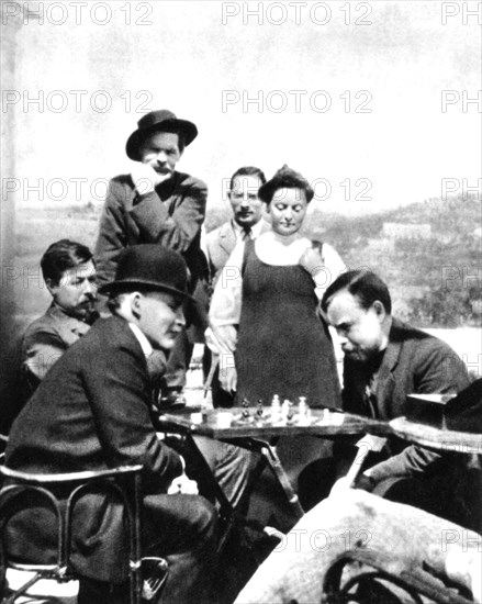 Lénine, hôte de Maxime Gorki à Capri, joue aux échecs avec A. Bogdanov