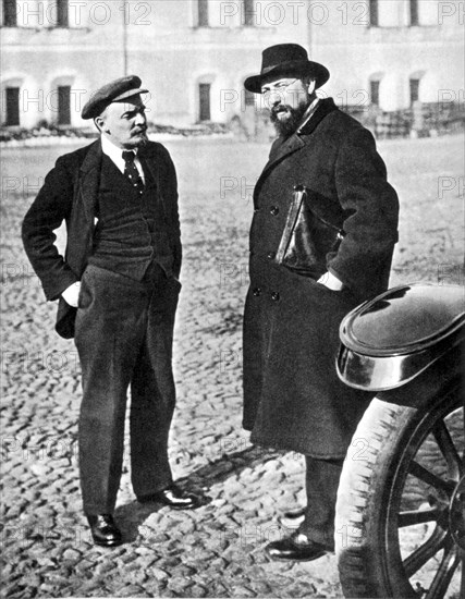 Moscow. Lenin and Bonch-Bruyevich in the Kremlin-grounds