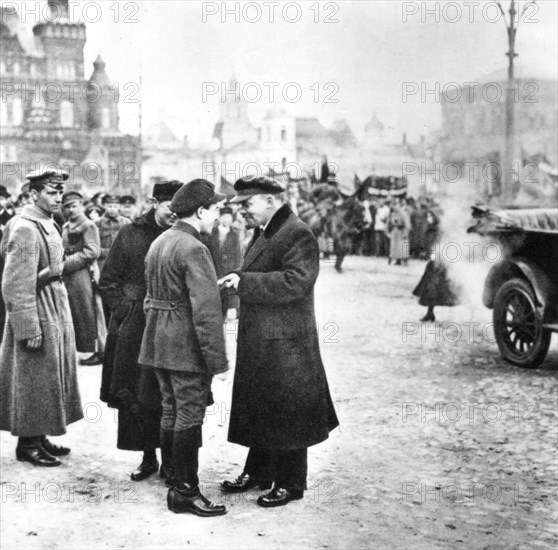 May 1919, Moscow. Lenin talking with the Secretary of the Moscow Party Committee, Zagorski