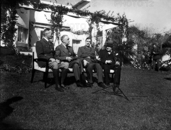 Conférence de Casablanca. De gauche à droite : le général H. Giraud, le président Roosevelt, le général De Gaulle et Winston Churchill (janvier 1943)