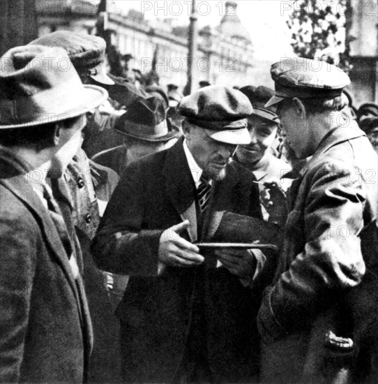 1er mai 1920, Moscou. Pose de la 1ère pierre du monument à Karl Marx. Lénine signe.