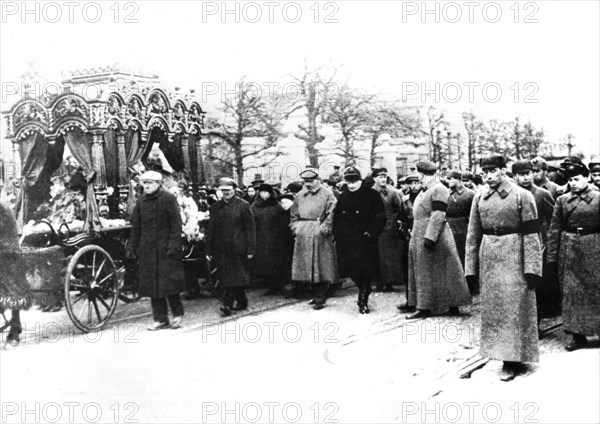 Enterrement de Nadia (femme de Staline) auquel ce dernier n'assistera pas. Derrière, son fils Basile.