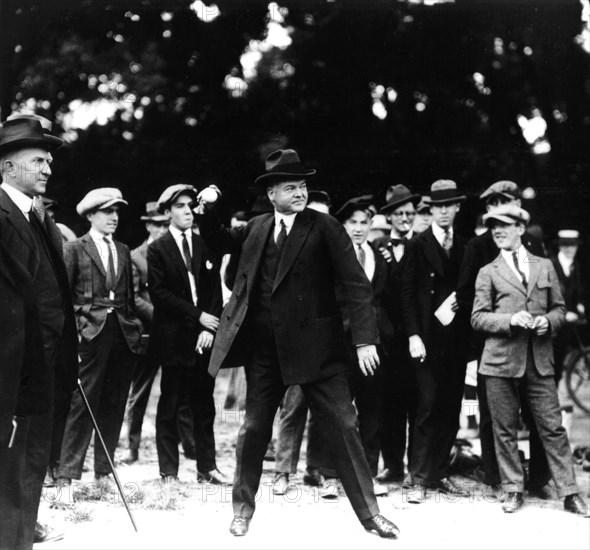 Le Secrétaire du Commerce, Herbert Hoover, jetant la première balle pour l'ouverture d'un jeu de base-ball