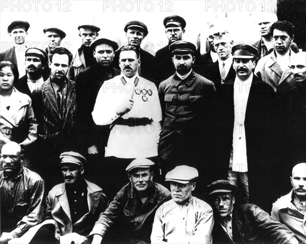 Stalin surrounded by a group of revolutionaries