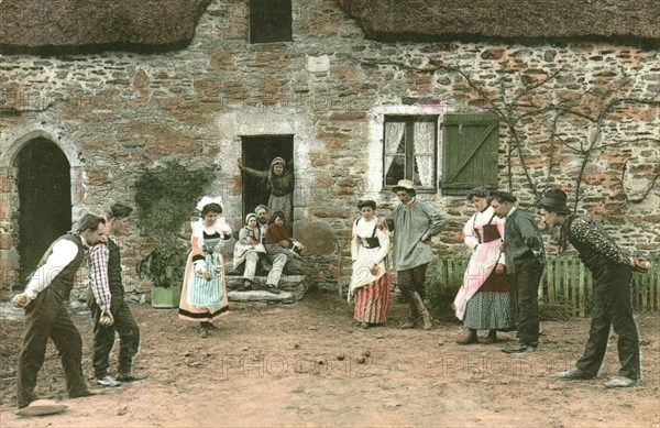 Carte postale représentant une partie de boules dans la cour d'une ferme