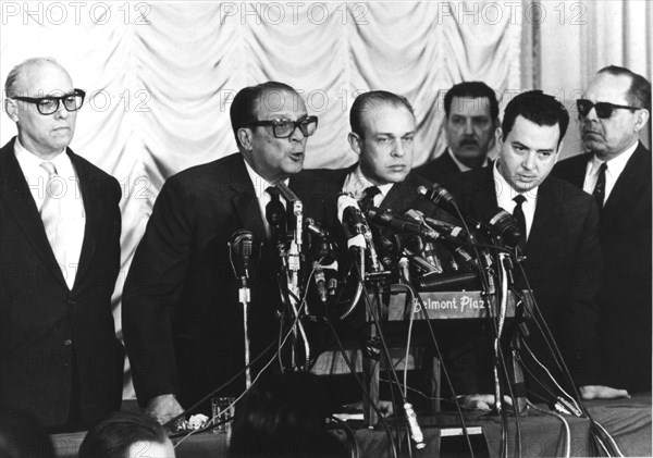 Le Docteur José Miro Gardona, président du conseil révolutionnaire cubain, fait une annonce aux journalistes, dans une conférence de presse, à l'Hôtel Plaza à New York