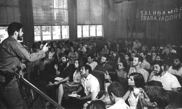 Au ministère de l'industrie, débat entre Che Guevara et des étudiants américains