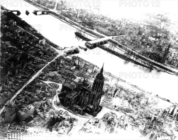 Francfort, le quartier de la cathédrale en ruines après les bombardements alliés