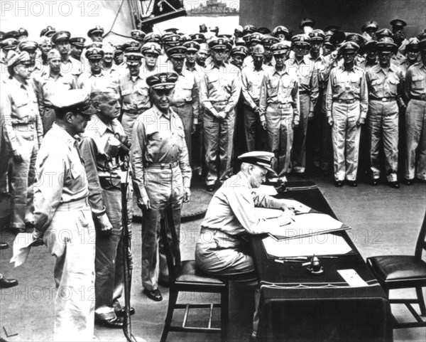 Capitulation allemande signée par l'amiral Mimitz à bord du bateau "Missouri"