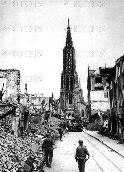 Soldats américains près de la cathédrale d'Ulm entourée de ruines