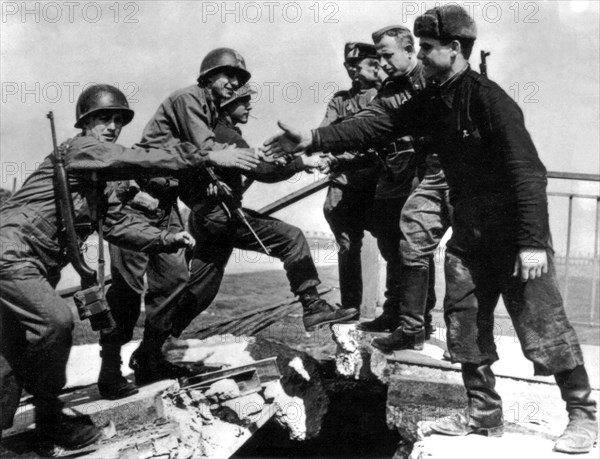 Sur le pont de l'Elbe, à Torgau, soldats américains et russes se rejoignent