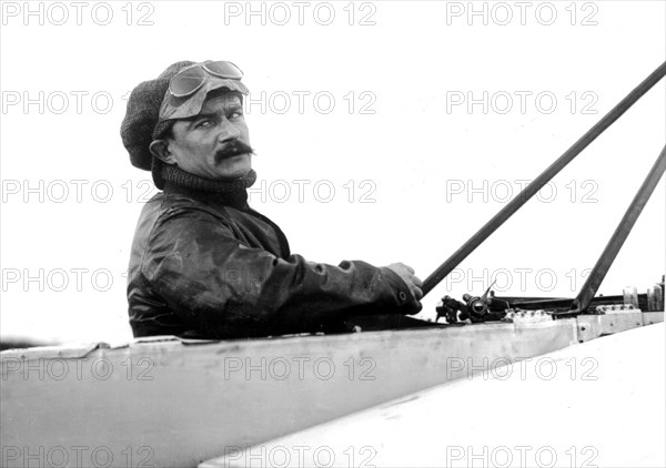 Jules Védrine, aviateur français, spécialiste d'acrobaties aériennes