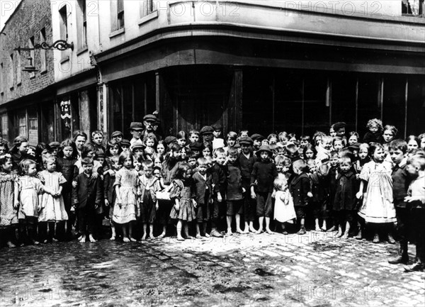 London, children waiting for a free meal distribution at Salmon's Lane (1912)