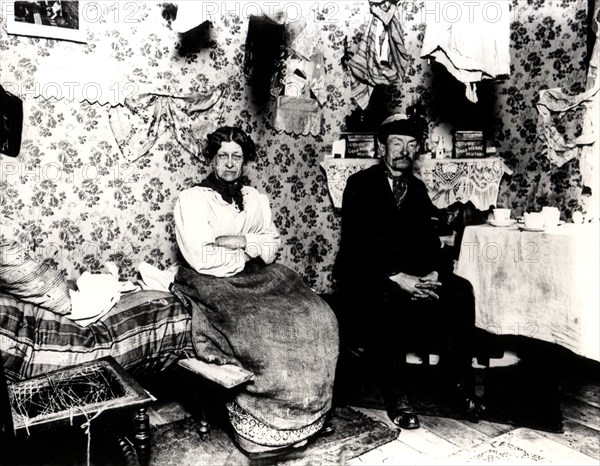 Londres, les bas quartiers de l'East End. Intérieur d'une maison (1912)