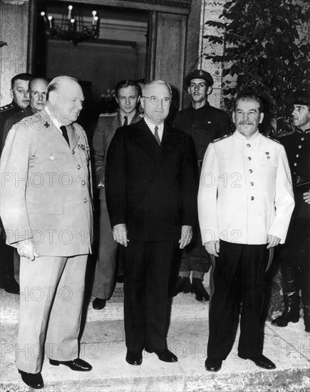 1945, les dirigeants des trois pays alliés après un banquet : Truman, Staline et Churchill