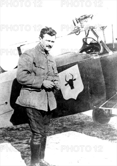 France. Védrine by his plane