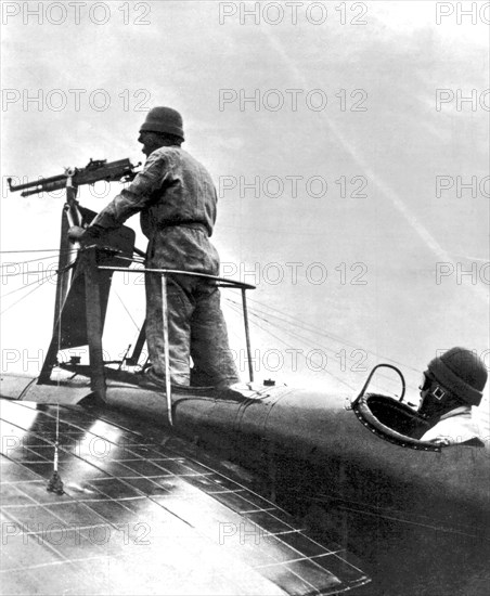 France. The first tests of a machine gun on a French airplane