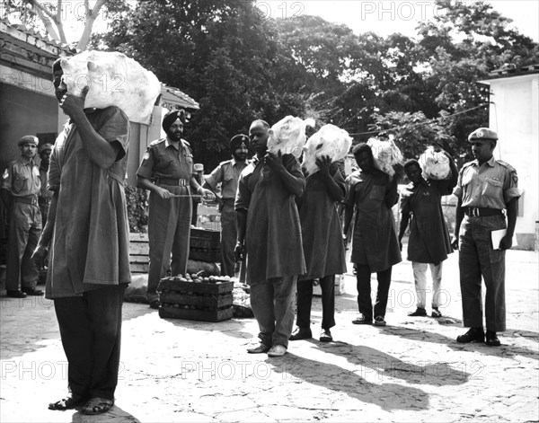 les forces de l'O.N.U. à Léopoldville. Distribution de vivres