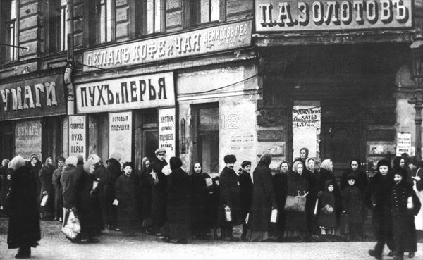 Petrograd. Waiting in front of a shop