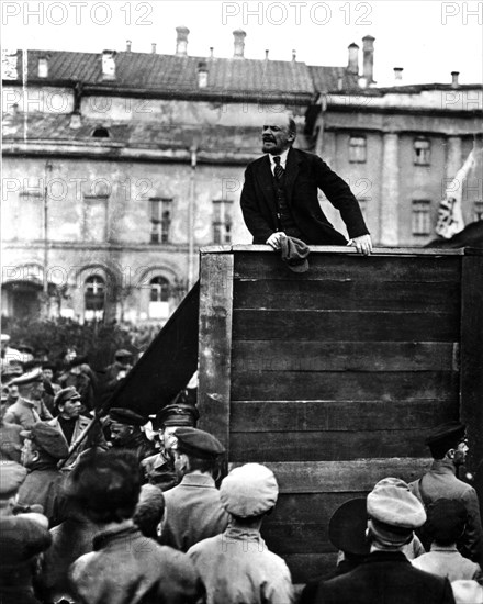 Lenin delivering a speech to the troops leaving for the Polish front