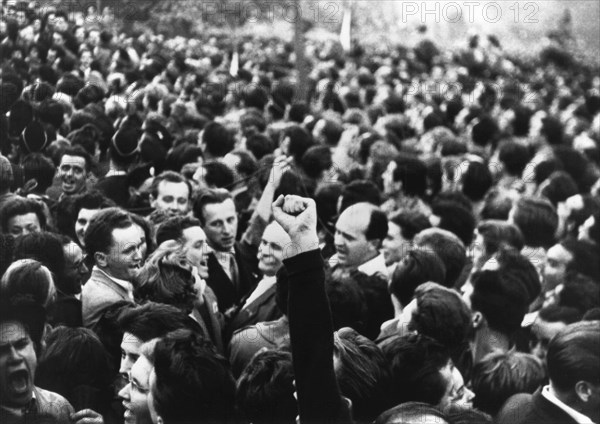 Octobre 1956, Budapest, premier jour de la Révolution : une foule de 60 000 étudiants et citoyens