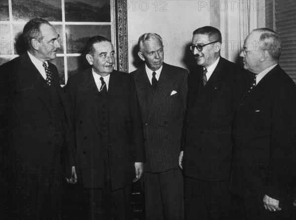 Novembre 1950, Dean Acheson, secrétaire à la défense, G. Marshall, Jules Moch, ministre français de la défense et John Snyder lors de l'ouverture des conversations franco-américaines sur le réarmement de la France et l'assistance budgétaire