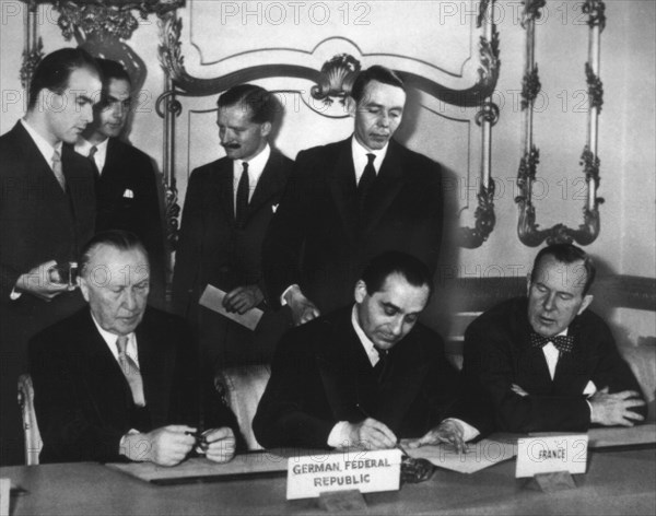 Octobre 1954, accords de Londres et Paris. Mendès-France, entouré d'Adenauer et de Lester Pearson