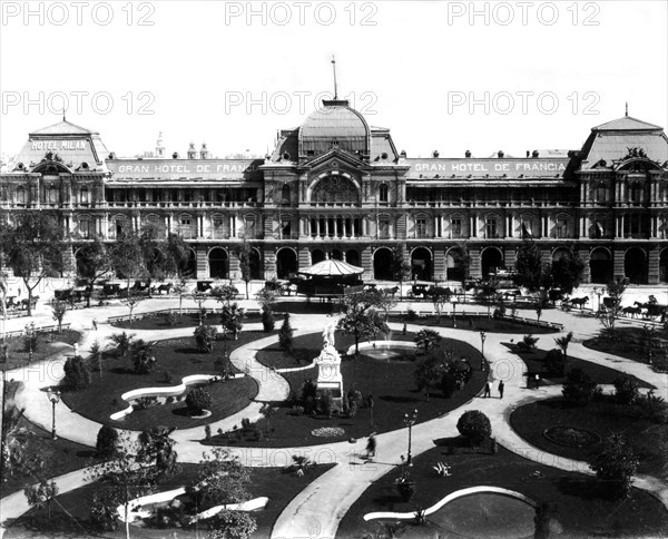 Santiago. Plaza de Armas (Arms Square). In the background, the "Grand hôtel de France"