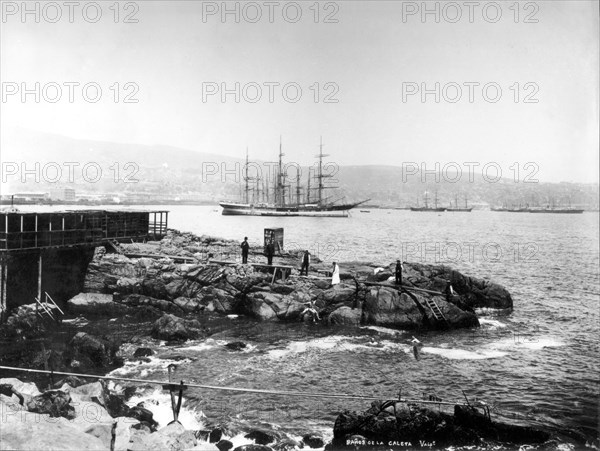 The Valparaiso harbour and the railway