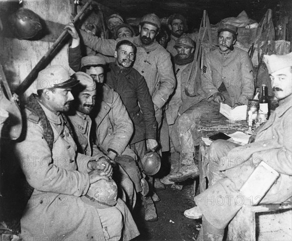 Soldats au repos dans le P.C. du secteur au fort de Vaux