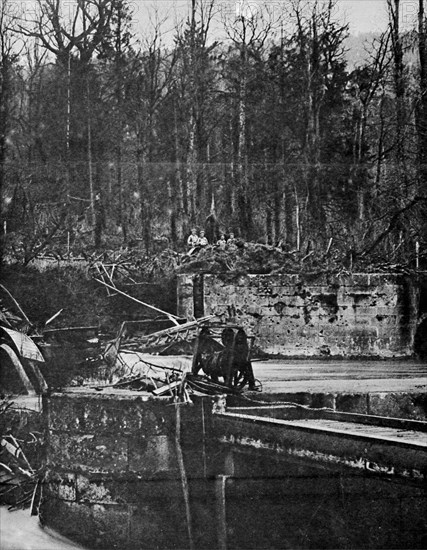 Observateurs allemands au bord de l'eau, en 1916.