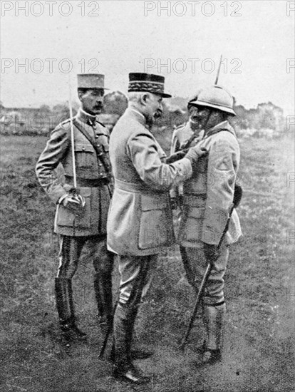 Le général Pétain pendant le défilé du 14 juillet