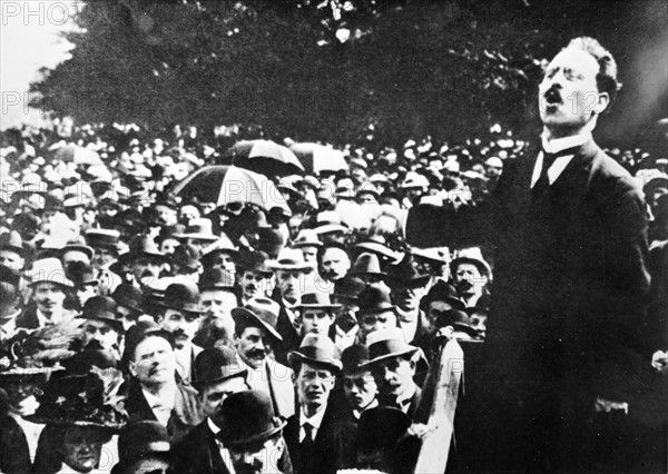 Karl Liebknecht addresses a crowd on 9th November 1918