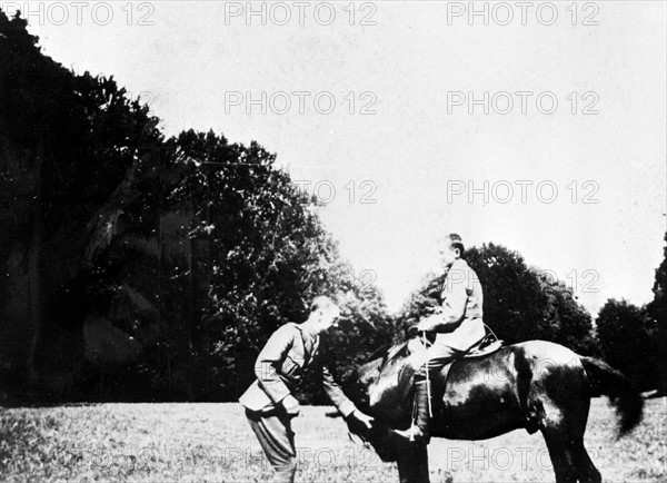 Un major anglais donne une leçon d'équitation à Philippe de Hauteclocque