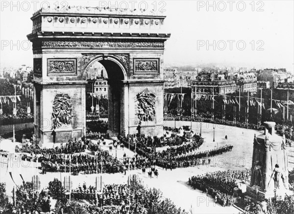 Victory party. Parading under the Arc de Triomphe, 14th July 1919