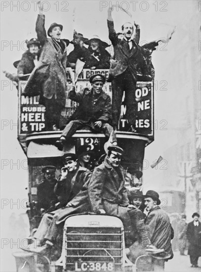 The joy of Londonners at the announcelent of the armistice on 11th November 1918.