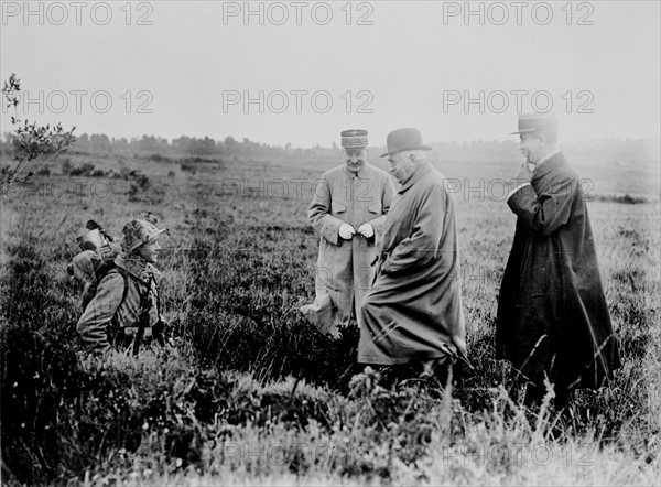 Millerand et le général Boissoudy questionnant un Poilu