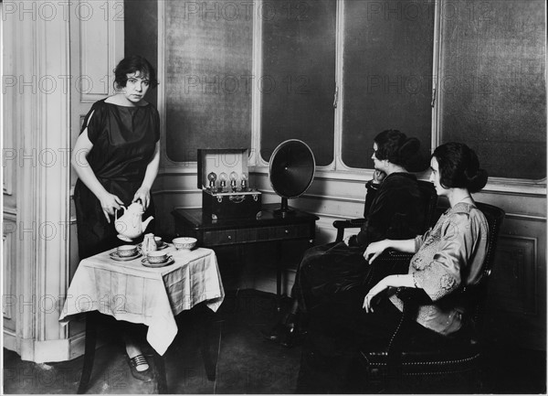 Femmes écoutant Radiola