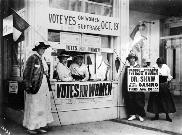 Suffragettes américaines devant un bureau d'information à New York