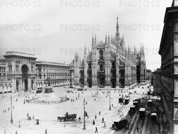 Vue sur la place del Duomo à Milan