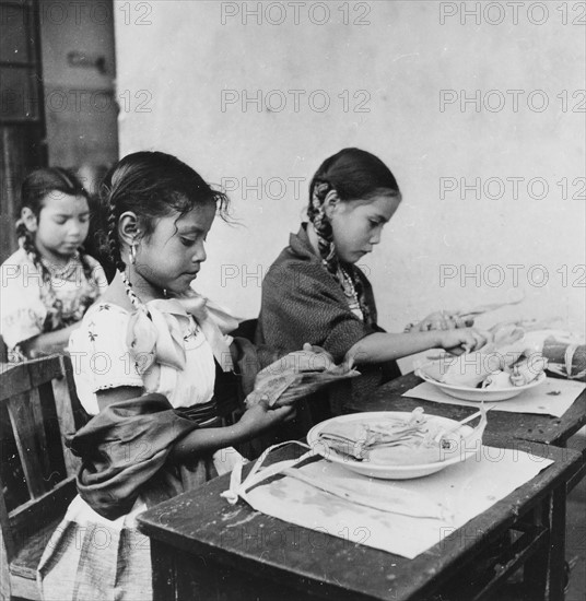 Fillettes mexicaines préparant des tamales de poisson