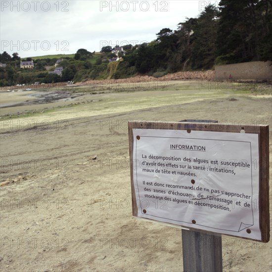 Panneau sur la plage de Tredrez