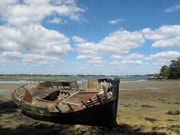 Epave sur l'ile de Berder en Bretagne